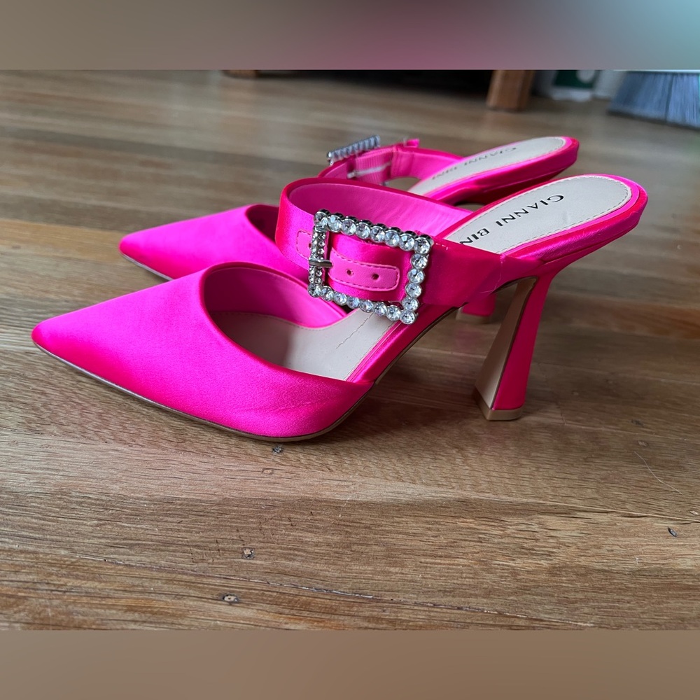 Hot Pink Fuschia Satin jeweled mules with curvy heel Gianni Bini Size 7.5 NWOT